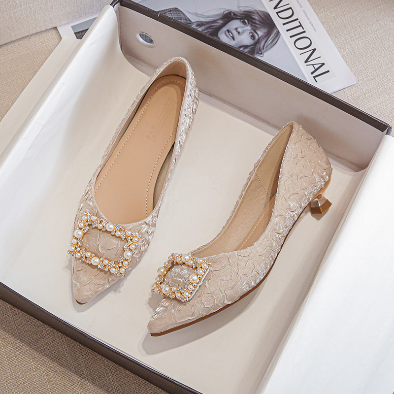アイボリーテクスチャードサテンポインテッドトゥキトゥンヒール - Women'S Shoes For Work のレビューと価格